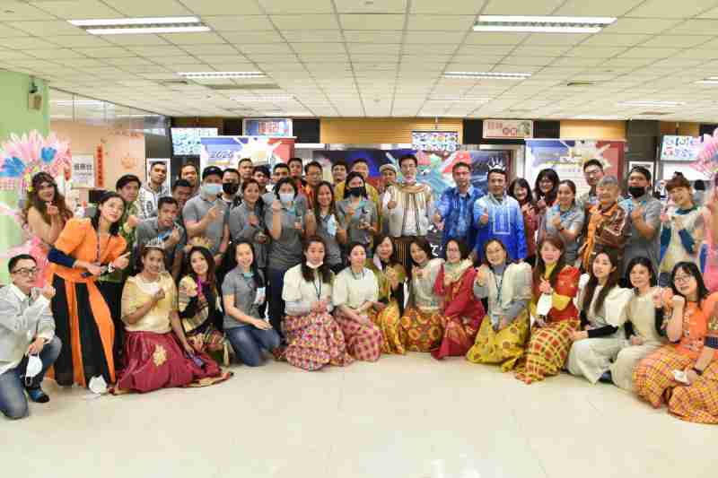 友達推動「安心、、創新、、、用心、、、同心、、、盡心」五星職旅，，，為菲籍員工打造全方位照護，，，首度贏得「人權實踐與發展領袖獎」殊榮