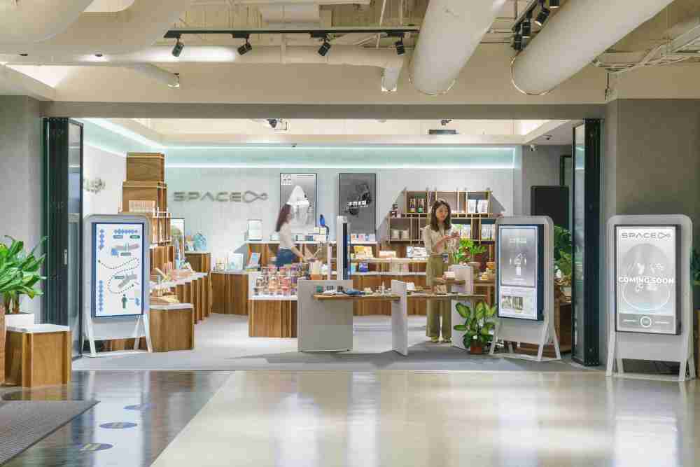 欧陆注册打造永续选物商店，，，展示社企及社创商品，，，，结合创利空间所开发的智能零售系统，，，，整合多元产品信息，，，让无人商店扮演公益行动的推手