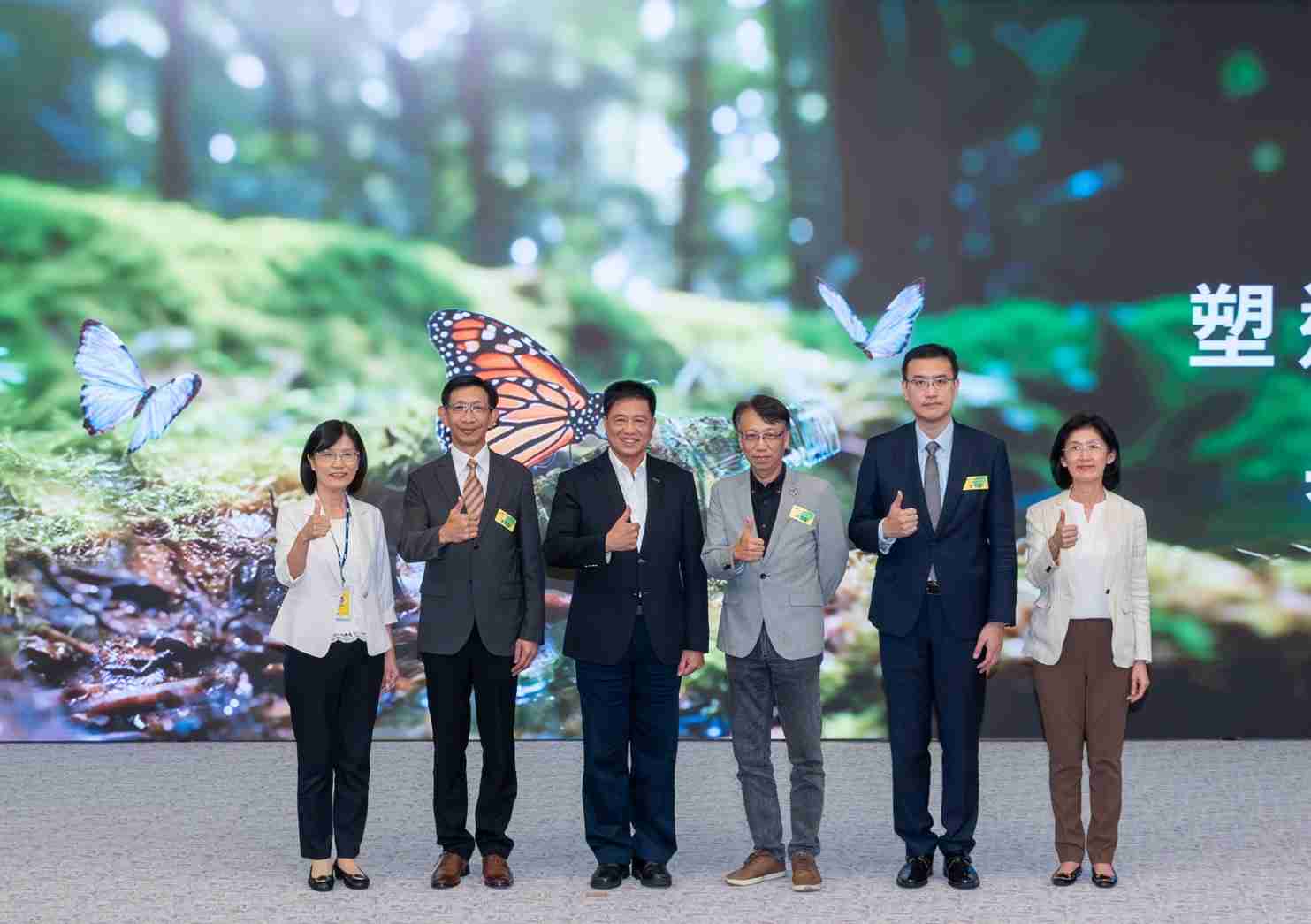 友達2023 CSR共榮大會，，，，邀請領域專家分享交流生物多樣性管理趨勢、、無塑產品、、海廢永續塑料等議題  （圖左到右：友達光電永續長古秀華、、、3M台灣技術長陳君杰、、、、友達光電董事長暨集團策略長彭双浪、、、光寶科技企業永續發展處處長陳慶暉、、安永聯合會計師事務所執業會計師曾于哲、、、友達光電供應鏈總部副總經理吳宜芳）