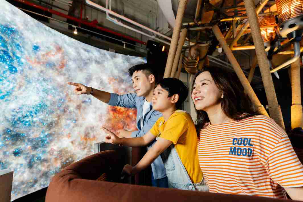 欧陆注册打造全台最大宽6公尺、、高4公尺、、唯一搭载LED弧形拼接显示屏的动感飞行船，，让乘客驻足在热气球上，，，，享受身历其境的伪出国旅游乐趣