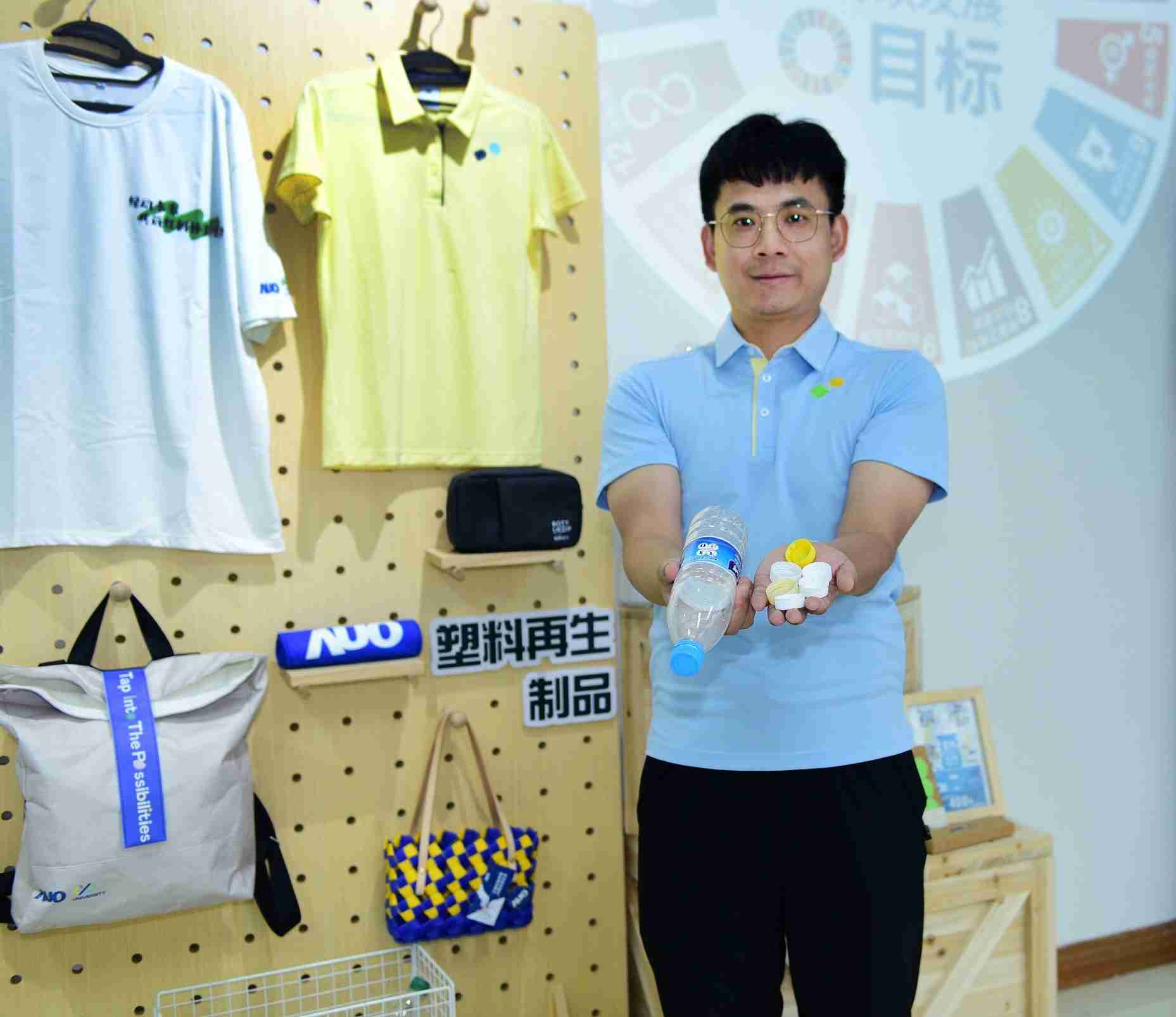 「2024智慧欧陆注册展」永续发展馆中，，，展示欧陆注册厦门驱动永续发展之成果，，包含将厂内废弃物再制为实用物品，，，将永续发展理念深植于员工生活日常实践