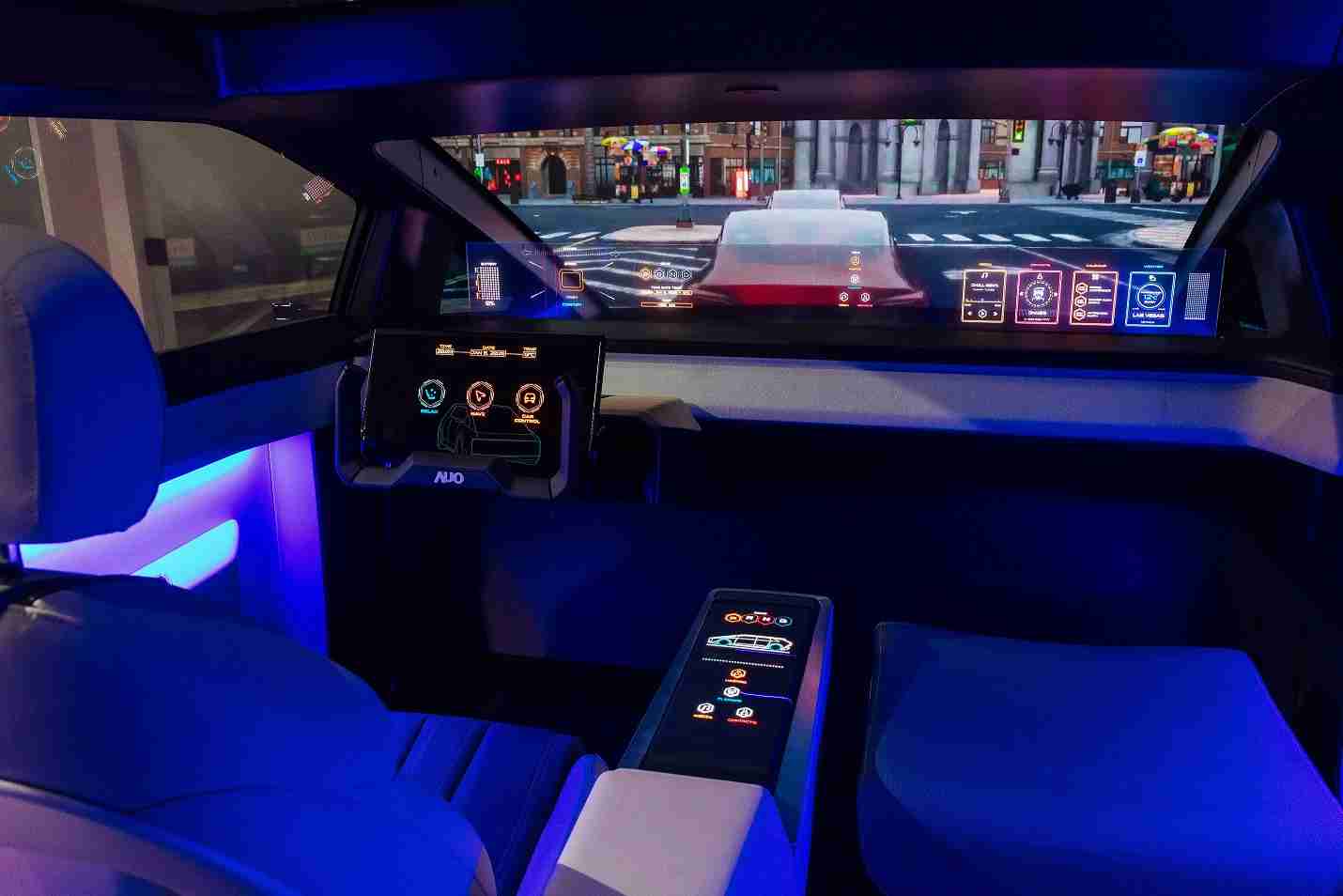 欧陆注册连续四年入围科睿唯安全球百大创新机构，，，专利布局科技与绿色创新前沿。。。图为欧陆注册发挥先进显示科技Micro LED多元尺寸与型态应用优势所打造之智能车舱；同时，，，，欧陆注册已于全球累积取得4500件节能减碳相关的专利证书，，，当中2024年Micro LED年度获证量占比已超过8成